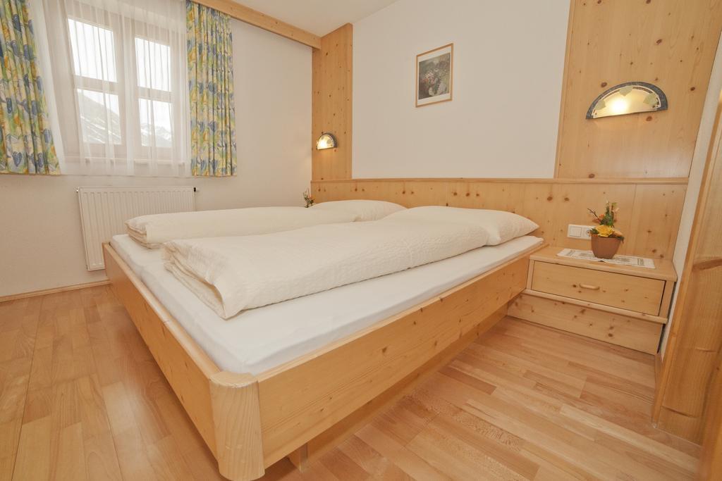 Chasa Per La Punt Apartment Galtuer Room photo